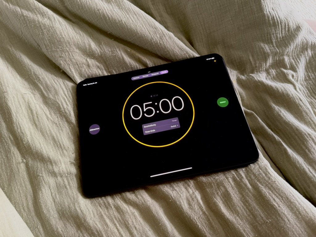 Ein Timer steht auf fünf Minuten, ein klassischer Anlauf-Trick gegen die Blockade.