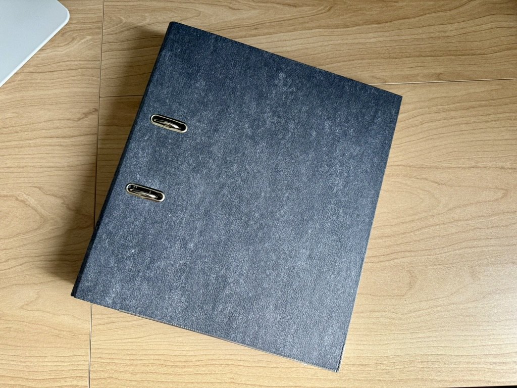 Ein einzelner Aktenordner liegt griffbereit bereit.