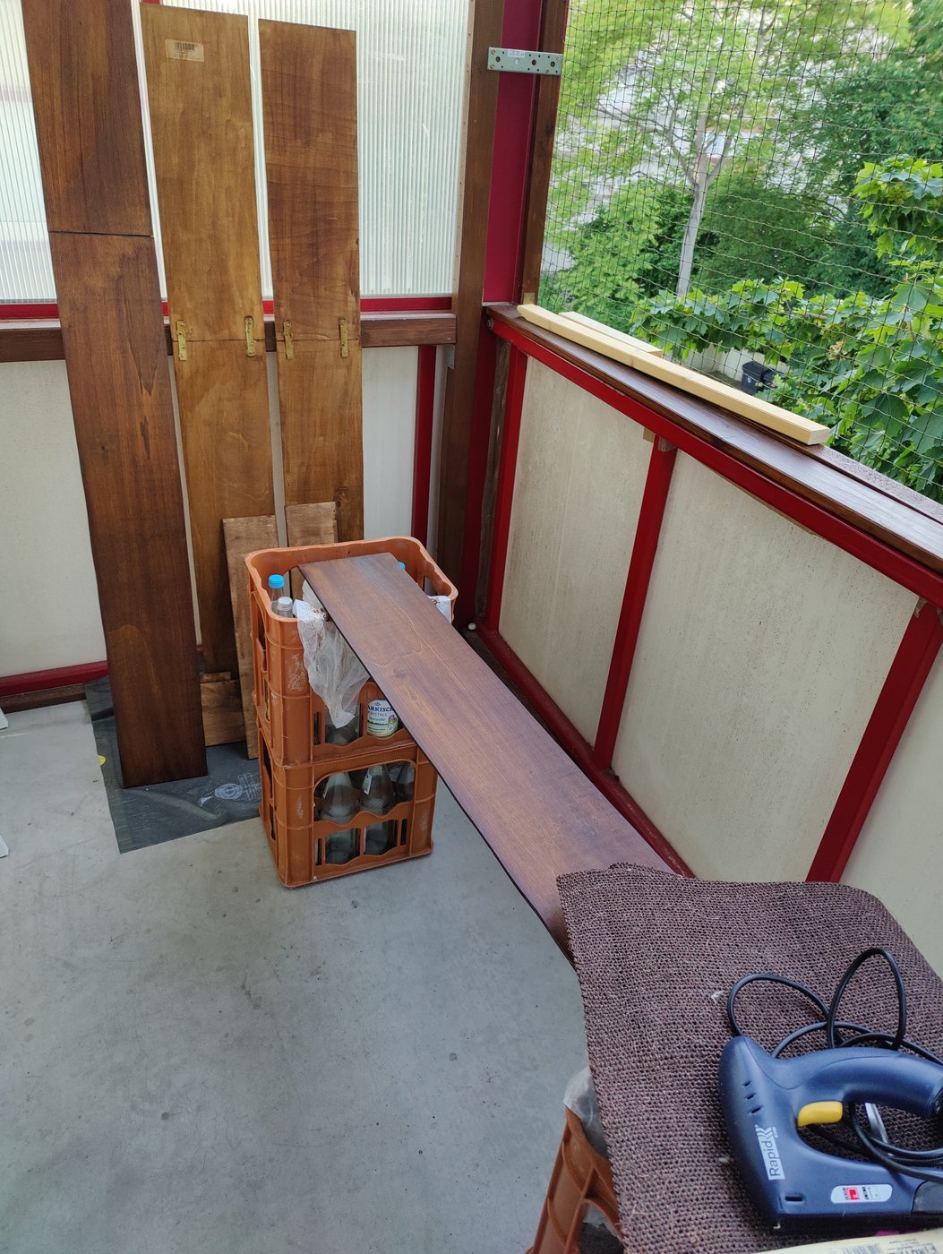 Mit Sisalseil umwickelter Holzbalken als Frontstütze und Kratzbalken des freistehenden Balkongerüsts.