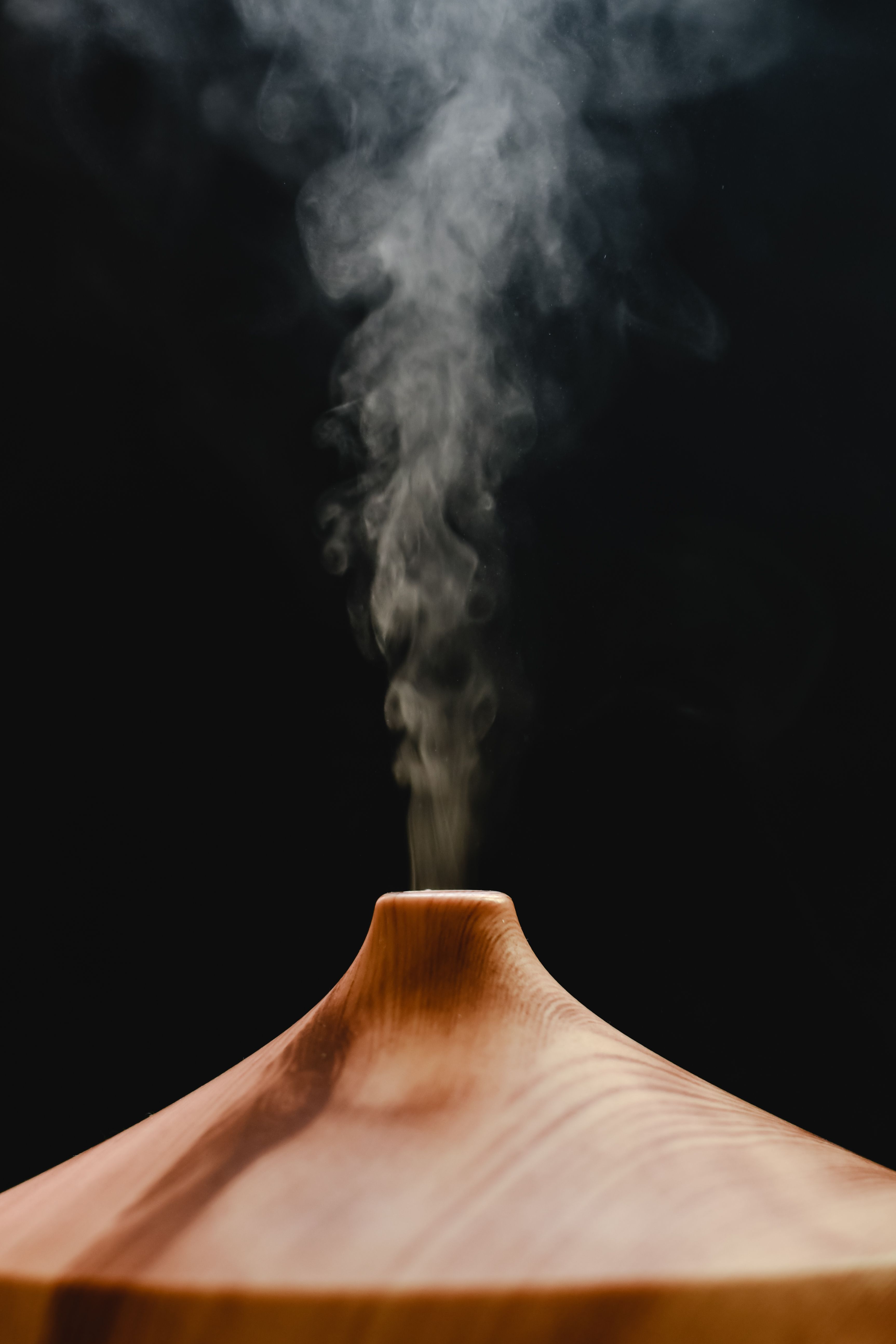 Aroma-Diffuser mit ätherischem Öl, der feinen Nebel in einen Raum abgibt.